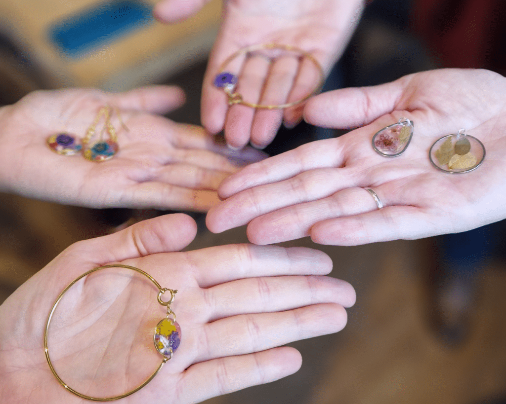 Bijou au choix en résine UV et fleurs séchées Mes Ateliers DIY