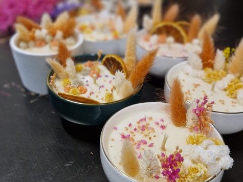 Bougie parfumée et fleurs séchées