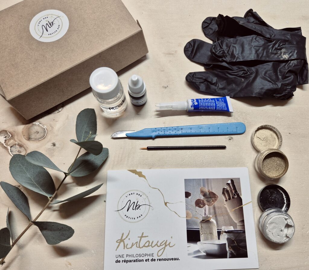 Kit Kintsugi - Réparez et sublimez vos céramiques cassées Transformez vos objets abîmés en œuvres uniques grâce à l’art japonais du kintsugi. Ce kit contient tout le nécessaire pour réparer vos céramiques avec élégance et une touche dorée. Idéal pour une démarche durable et créatif