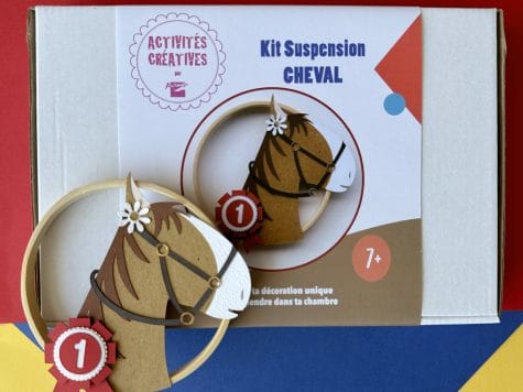 KIT CRÉATIF – fabrique une déco CHEVAL avec un cercle en bois – à coller