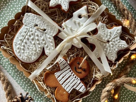 Décoration de biscuits slaves en famille