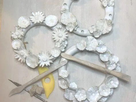 Couronne de fleurs en céramique – Atelier DIY à Saint-Pée-sur-Nivelle