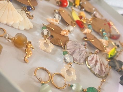 Atelier upcycling de bijoux – Création d’une paire de boucles d&rsquo;oreilles unique sur Rochefort
