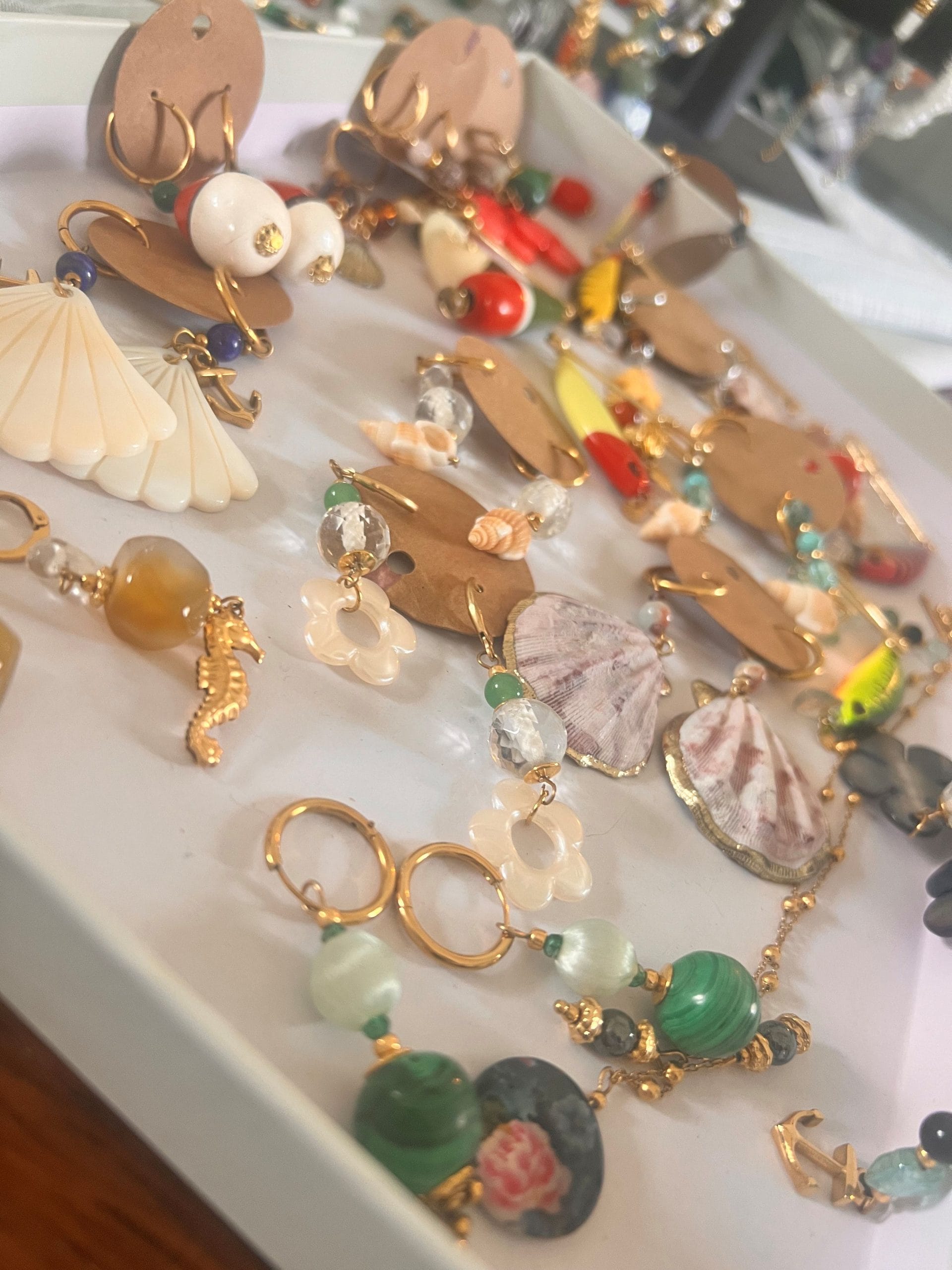 Atelier upcycling de bijoux – Création d’une paire de boucles d&rsquo;oreilles unique sur Rochefort