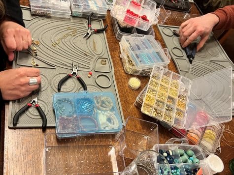 Atelier upcycling de bijoux – Création d’une broche unique à La Rochelle