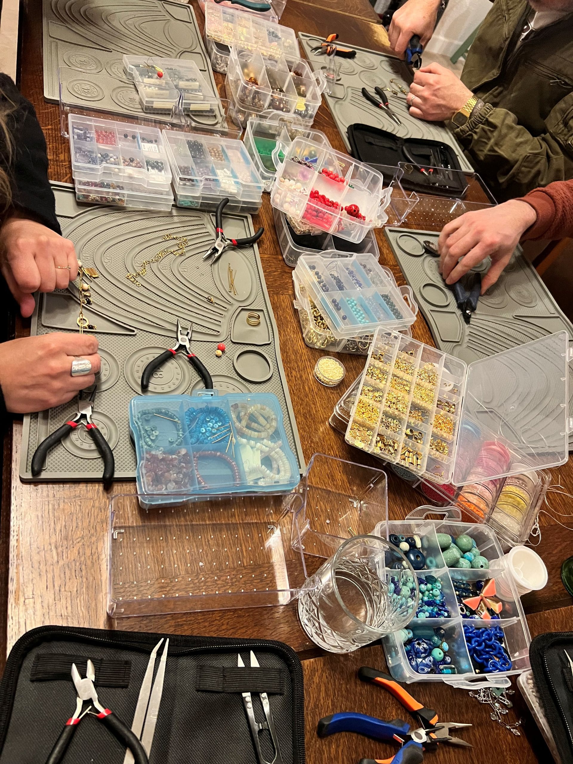 Atelier upcycling de bijoux – Création d’une broche unique à La Rochelle