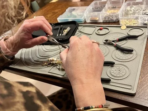 Atelier upcycling de bijoux – Création d&rsquo;un bracelet unique sur Rochefort et l&rsquo;Ile d&rsquo;Oléron