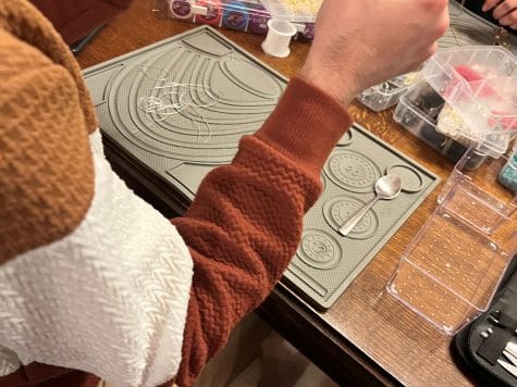 Atelier upcycling de bijoux – Création d’une broche unique à Rochefort  et sur l&rsquo;Ile d&rsquo;Oléron