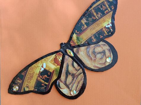 Atelier collage papier et dessin, création de suspensions papillons oniriques