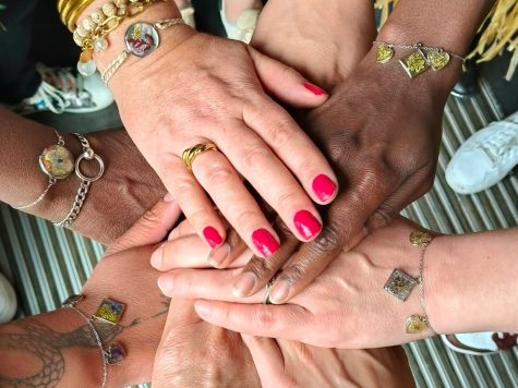 Atelier Bijou en résine UV et fleurs séchées – Ile de Ré
