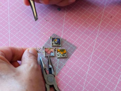 Atelier Bijou en résine UV et fleurs séchées