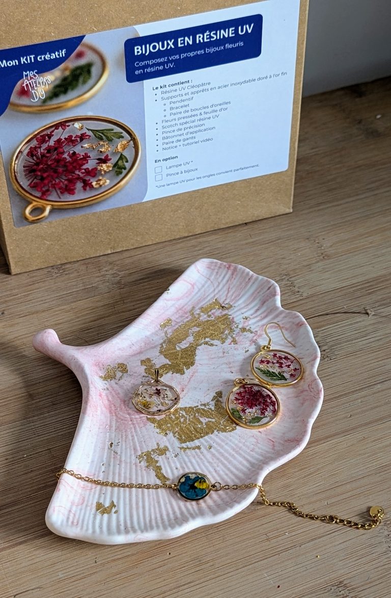 Kit Bijoux en Résine UV – Créez 3 bijoux fleuris personnalisés