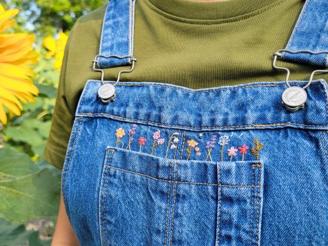 Fleurs Sauvages – Kit broderie poche salopette à broder