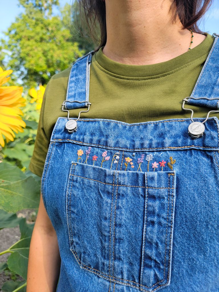 Fleurs Sauvages – Kit broderie poche salopette à broder