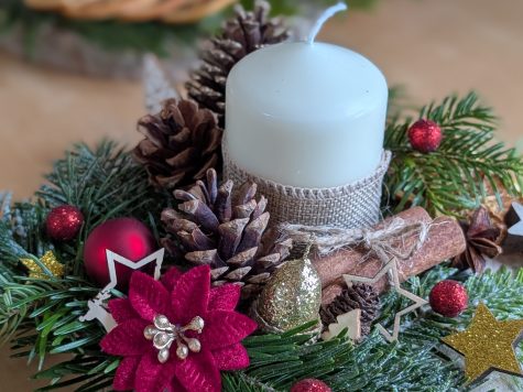 Atelier centre de table de Noël à La Rochelle – création végétale sur rondin de bois