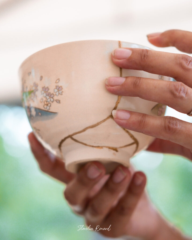 Bol réparé à la feuille d’or en atelier kintsugi à La Rochelle