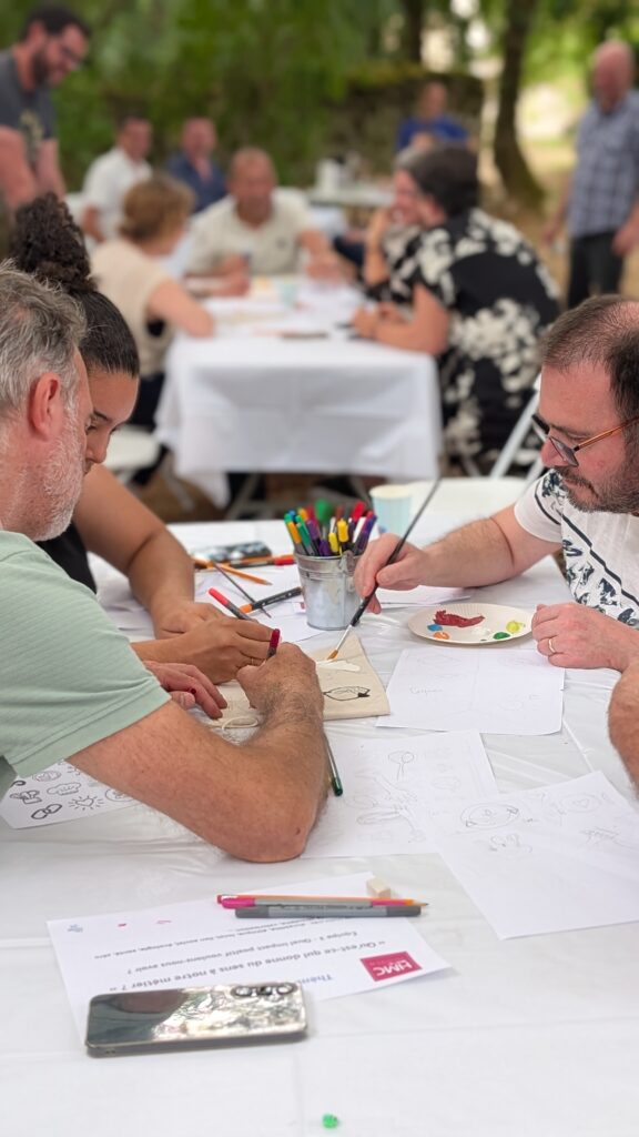 Collaborateurs en atelier créatif de cohésion d’équipe