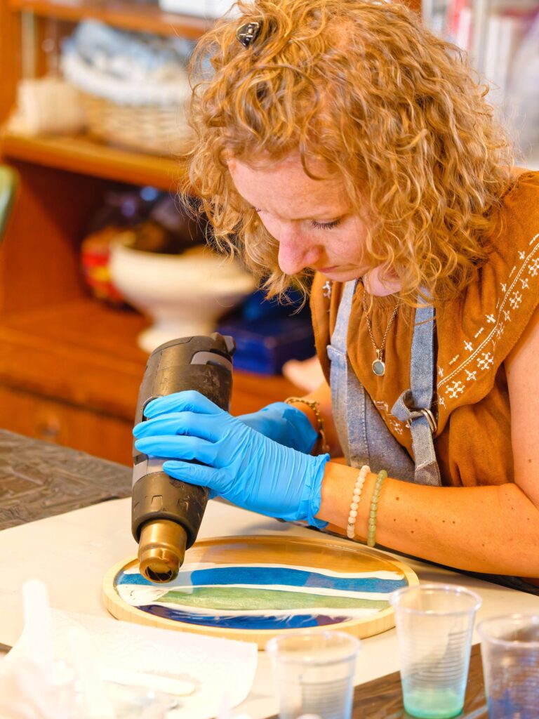 Coulage de résine colorée en atelier créatif