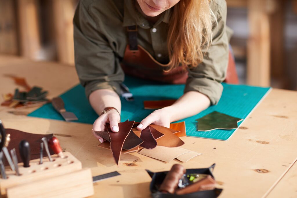 Travail du cuir en atelier maroquinerie
